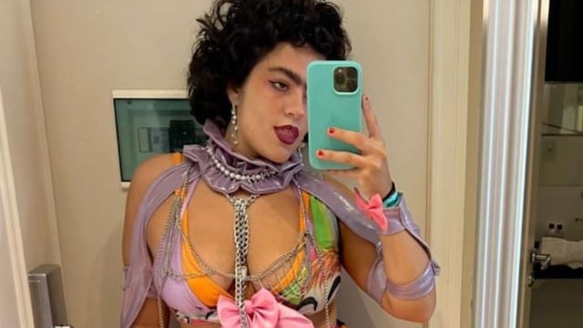 Una tiktoker porteña sorprendió en Cosquín Rock 2023 con sus atrevidos y extravagantes looks.