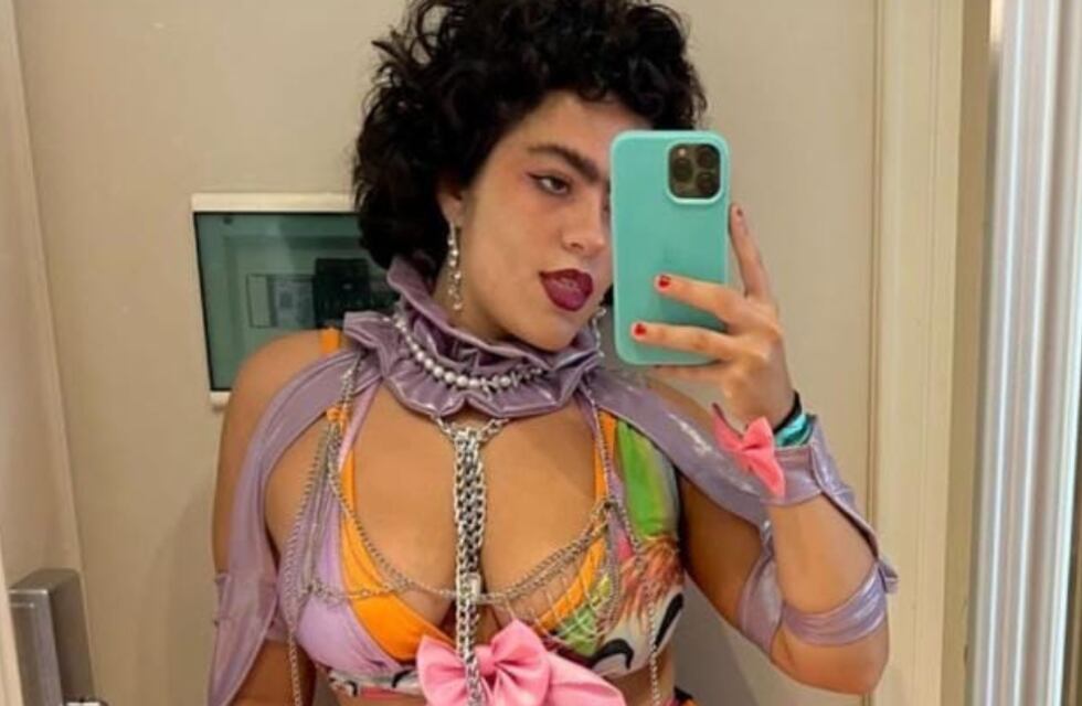 Una tiktoker porteña sorprendió en Cosquín Rock 2023 con sus atrevidos y extravagantes looks