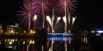 Show de luces y colores en Carlos Paz, recibiendo un nuevo año.