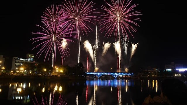Show de luces y colores en Carlos Paz, recibiendo un nuevo año.