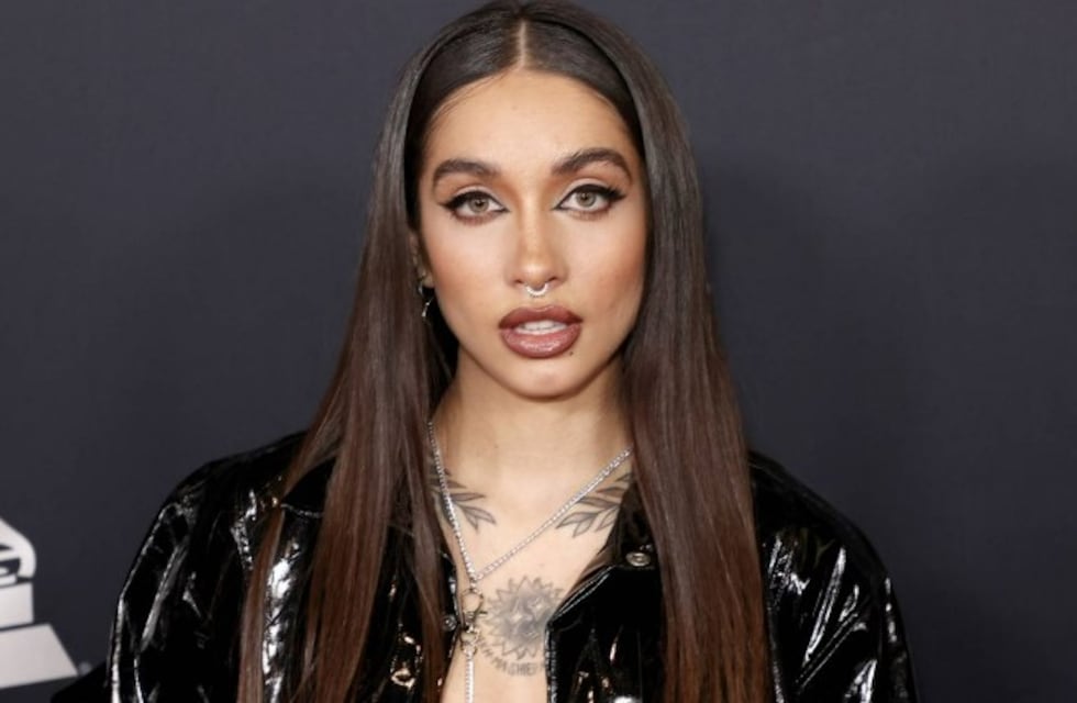 Jardín cubierto, cascada y muchos peluches: cómo es la casa de María Becerra