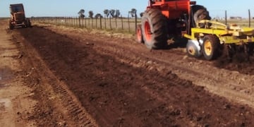 Comenzaron obra para mejorar caminos rurales en Calderón y Pehuen Co