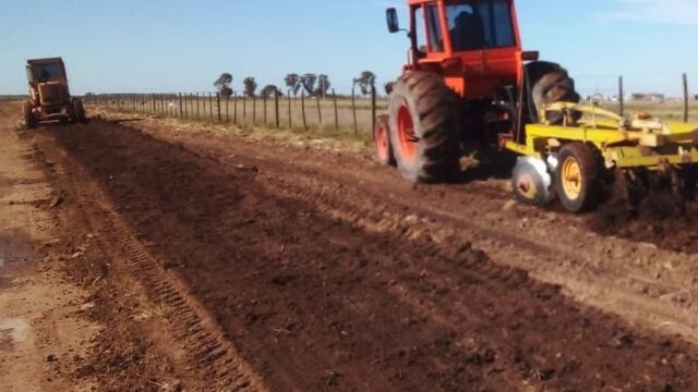 Comenzaron obra para mejorar caminos rurales en Calderón y Pehuen Co