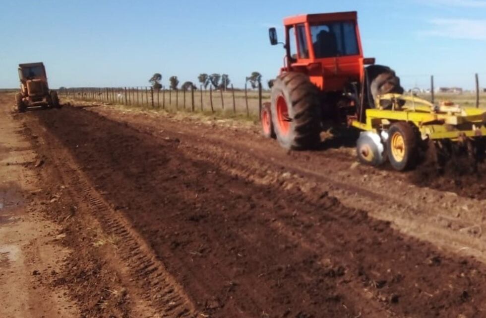 Comenzaron obra para mejorar caminos rurales en Calderón y Pehuen Co
