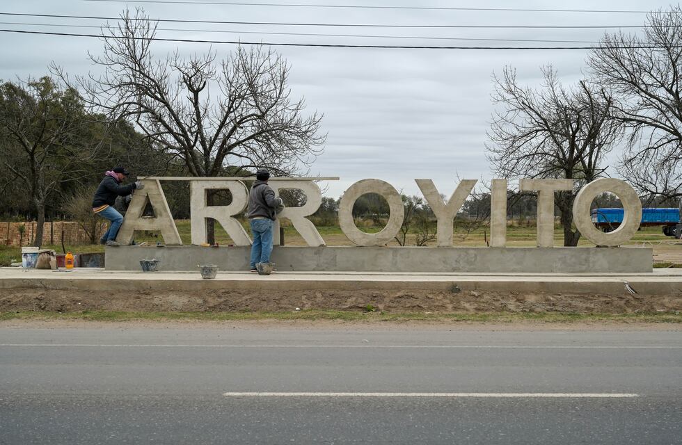 Letras corpóreas y mástiles en el ingreso oeste a Arroyito sobre ruta 19