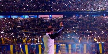 Lionel Messi saludó a los hinchas de Boca, que le dedicaron una canción muy particular en la despedida de Riquelme. (Captura de pantalla)