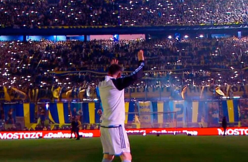 La canción que sorprendió a Messi en la despedida de Riquelme: “Leo me tenés que perdonar”