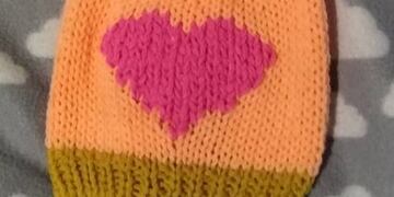 Los gorritos de lana son tejidos por la misma sanjuanina que los pone a disposición para pacientes oncológicos.