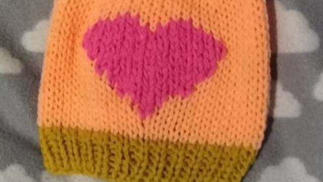 Los gorritos de lana son tejidos por la misma sanjuanina que los pone a disposición para pacientes oncológicos.