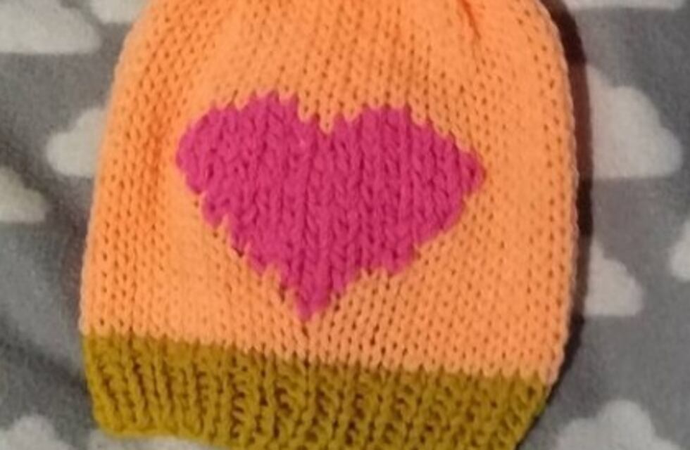 Sanjuanina solidaria teje y regala gorros de lana para pacientes oncológicos