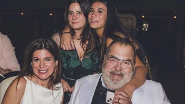 Elba Marcovecchio y Jorge Lanata, en su casamiento, junto a Bárbara y Lola, las hijas del periodista. (Foto: Instagram)