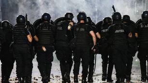 La policía se enfrentó a grupos de hinchas afuera del Coloso del parque de la Independencia.