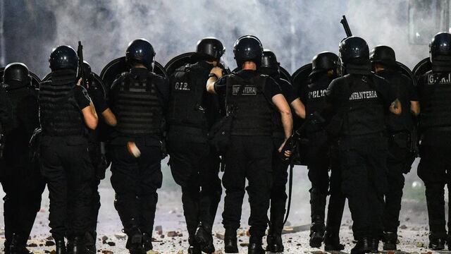 La policía se enfrentó a grupos de hinchas afuera del Coloso del parque de la Independencia.