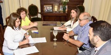 Paritarias docentes: el gobierno firmó el acuerdo salarial con APEMyS