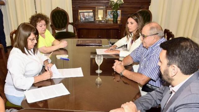 Paritarias docentes: el gobierno firmó el acuerdo salarial con APEMyS