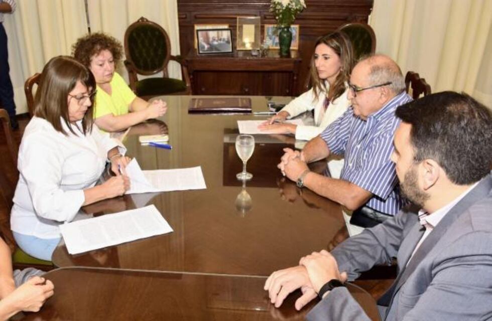 Paritarias docentes: el gobierno firmó el acuerdo salarial con APEMyS