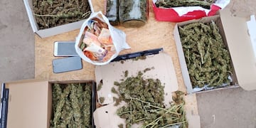 La Policía encontró estupefacientes y una gran suma de dinero dentro de la vivienda en Córdoba.