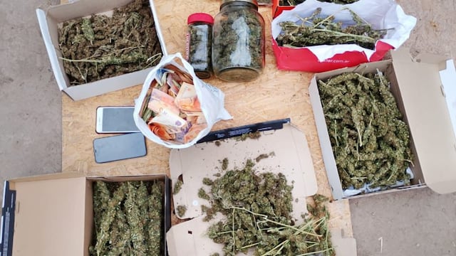 La Policía encontró estupefacientes y una gran suma de dinero dentro de la vivienda en Córdoba.