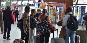 Ambas terminales de colectivos de Córdoba están llenísimas en las primeras horas del jueves 25 de mayo.