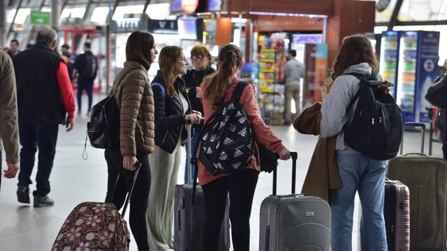 Ambas terminales de colectivos de Córdoba están llenísimas en las primeras horas del jueves 25 de mayo.