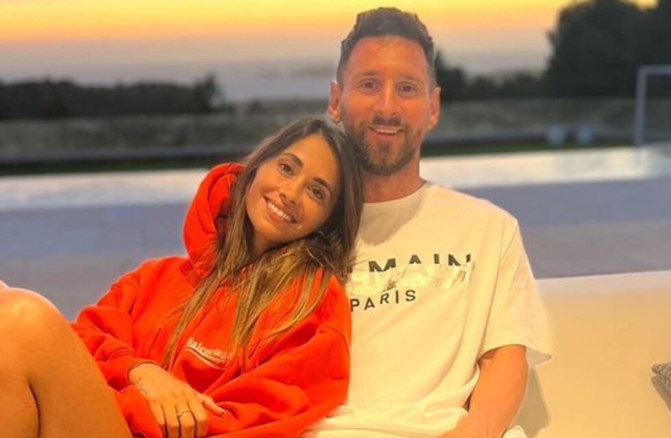 Antonela Roccuzzo y Lionel Messi se dieron un beso y desbordaron amor en los festejos de la Selección