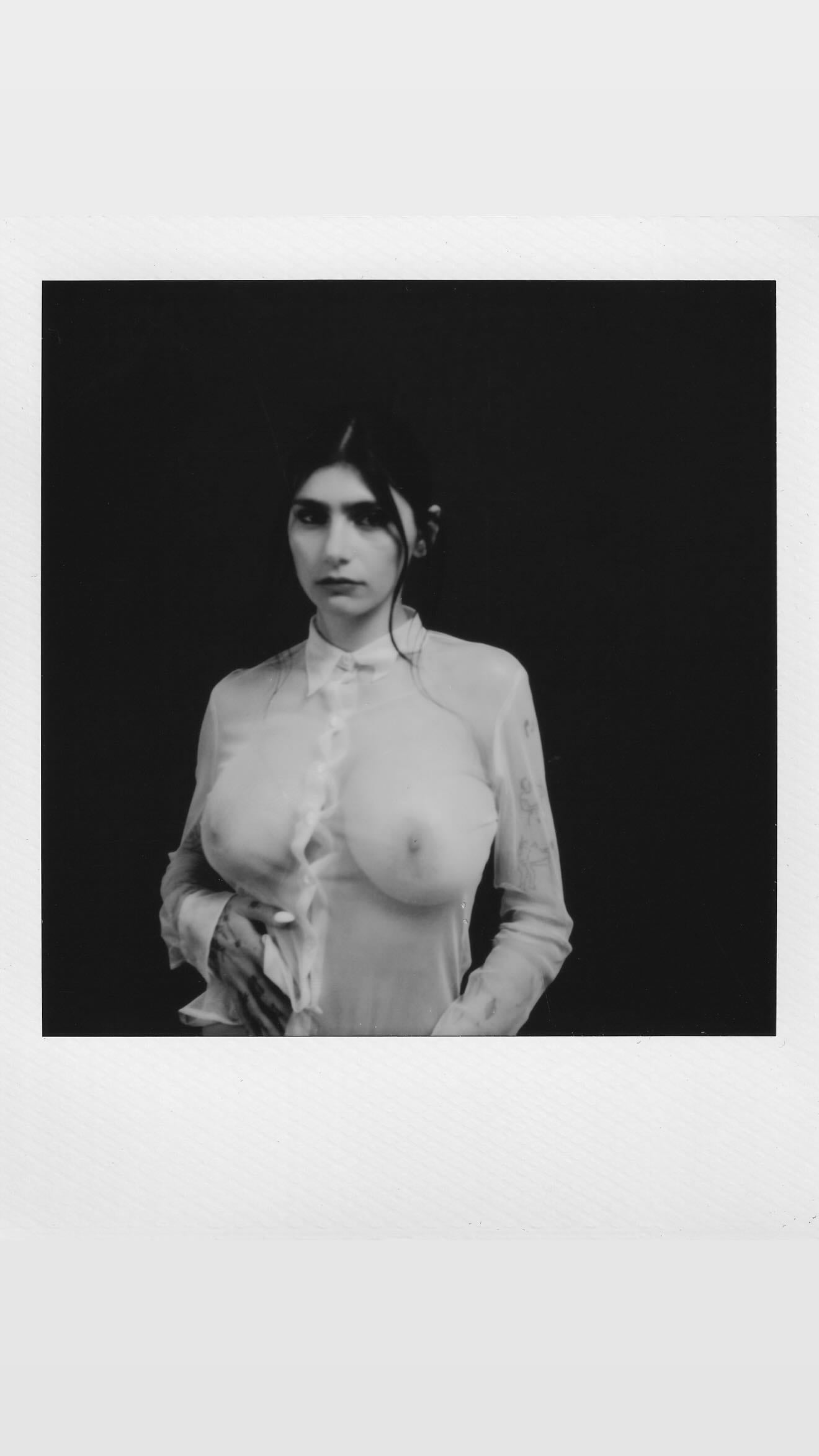 Mia Khalifa, al borde de la censura, usó una camisa transparente y dejó verlo todo