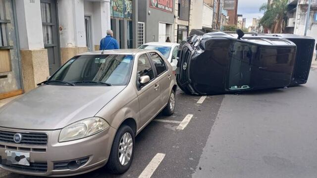 Choque y vuelco en la ciudad de Córdoba (Policía)