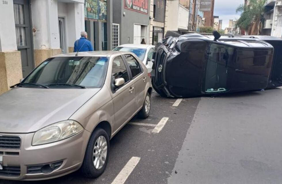 Con un niño abordo, camionero chocó un contenedor de basura, dos autos y volcó en Córdoba