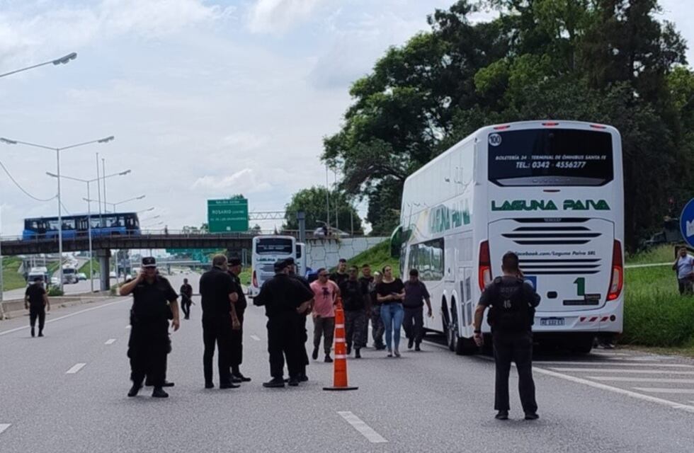 Balearon colectivos que trasladaban personal del Servicio Penitenciario en Rosario: un herido