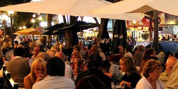 Movida. Tras dos meses de escasa actividad, en Carlos Paz esperan que este “finde” largo se repitan las postales de temporada alta (La Voz).