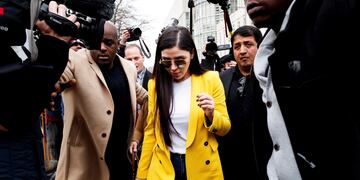 Emma Coronel Aispuro saliendo de la corte al final de otro día de deliberación del jurado en el juicio de su esposo, Joaquín 'El Chapo' Guzmán en el Tribunal Federal de los Estados Unidos, en Brooklyn, Nueva York (EE.UU.) en febrero de 2019.
