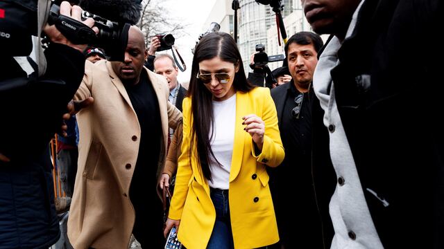 Emma Coronel Aispuro saliendo de la corte al final de otro día de deliberación del jurado en el juicio de su esposo, Joaquín 'El Chapo' Guzmán en el Tribunal Federal de los Estados Unidos, en Brooklyn, Nueva York (EE.UU.) en febrero de 2019.