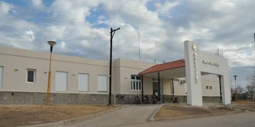 El trabajador recibió la primera atención en el hospital San Antonio de La Carlota.