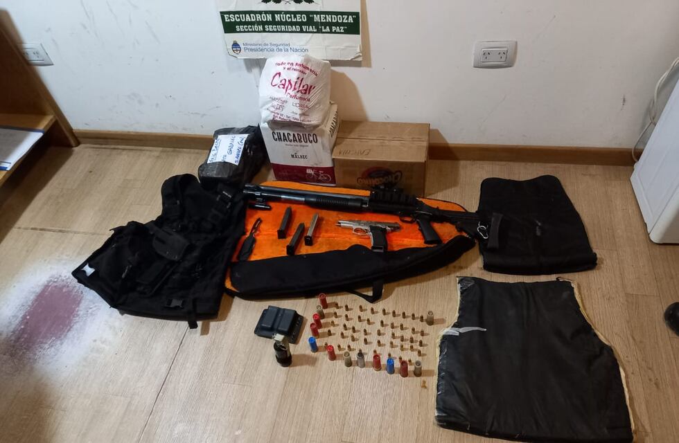Detuvieron a dos hombres con una granada, armas y dos millones de pesos en La Paz