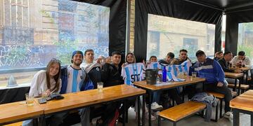 Los cordobeses que pasaron la noche previo al debut de Argentina ante Arabia Saudita.