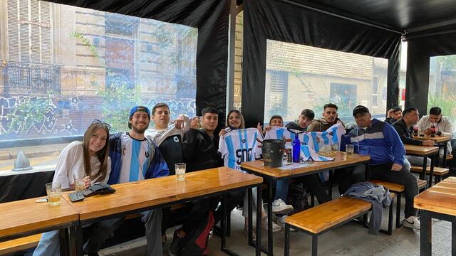 Los cordobeses que pasaron la noche previo al debut de Argentina ante Arabia Saudita.