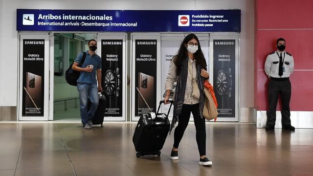 Pasajeros que llegaron a Ezeiza desde Reino Unido