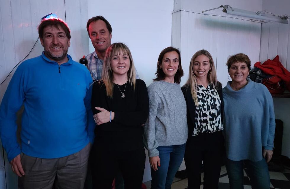 Precandidatos de Compromiso Vecinal presentes en el show de la Compañía “Había una Vez”