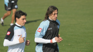 Farré y Olave a al par, en sus tiempos de futbolista en Belgrano. El exarquero salió a respaldarlo como DT (foto: Pedro Castillo)