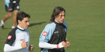 Farré y Olave a al par, en sus tiempos de futbolista en Belgrano. El exarquero salió a respaldarlo como DT (foto: Pedro Castillo)