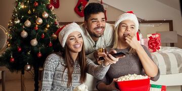 Amigos viendo películas navideñas.