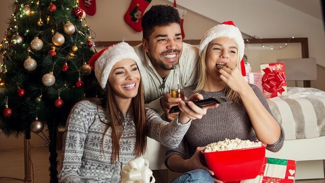 Amigos viendo películas navideñas.