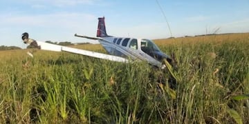 Cayó una avioneta en los Esteros del Iberá, pero los tripulantes se salvaron.