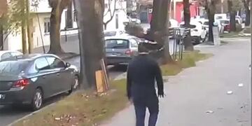 Lo atacó un pájaro, su reacción quedó grabada y se viralizó.