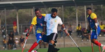 Emanuel Ortiz, disputando un balón, con la camiseta número 11 de la Selección Argentina de futbolistas amputados.