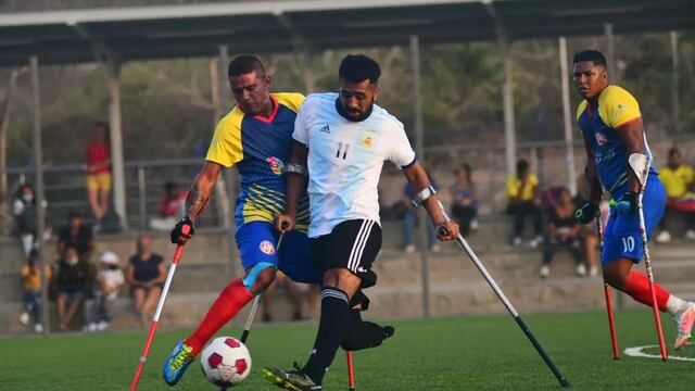Emanuel Ortiz, disputando un balón, con la camiseta número 11 de la Selección Argentina de futbolistas amputados.