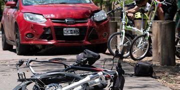 Marcela Claudia Bimonte, quien participaba de una bicicleteada, fue embestida por José Carlos Olaya sobre la bicisenda de la avenida Figueroa Alcorta, provocándole la muerte. Foto Los Andes.