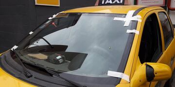 El taxi, tras el ataque a pedradas de unos salvajes, en la noche del lunes.