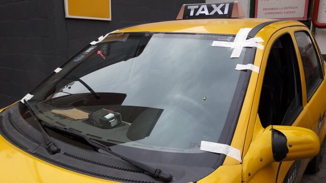 El taxi, tras el ataque a pedradas de unos salvajes, en la noche del lunes.