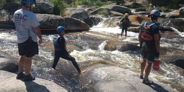 Un equipo completo logró sacar a la familia que quedó atrapada en la zona de las piedras del río de Cabalango. (Policía de Córdoba)